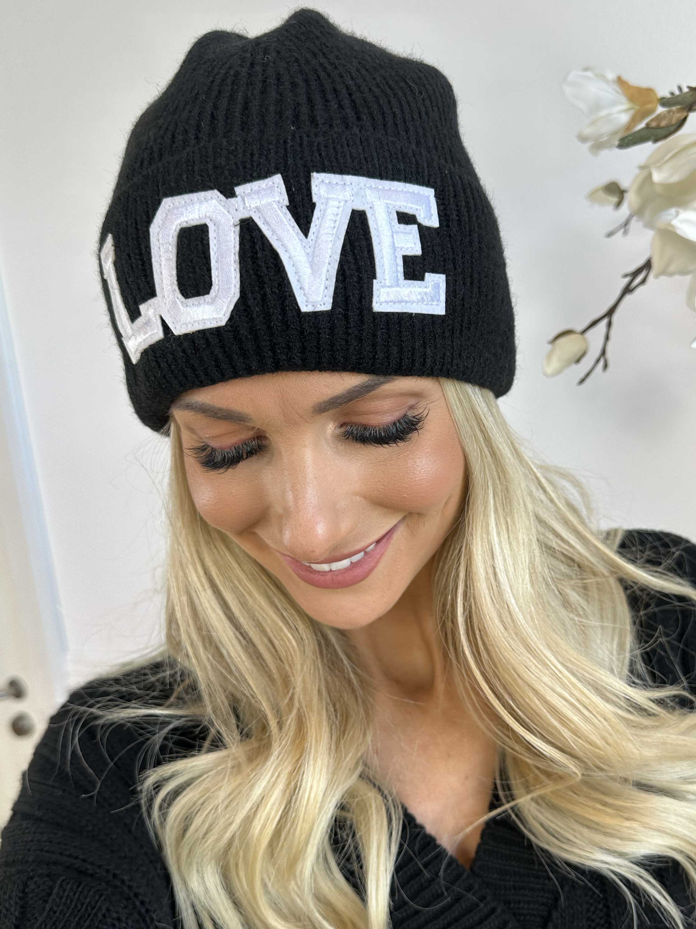 Neta - Strikhue med hvid tekst